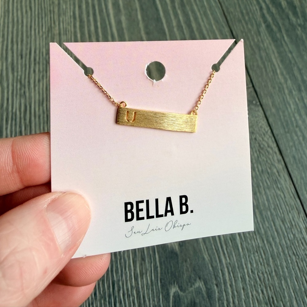 Gold Bar Initial Necklace "U"